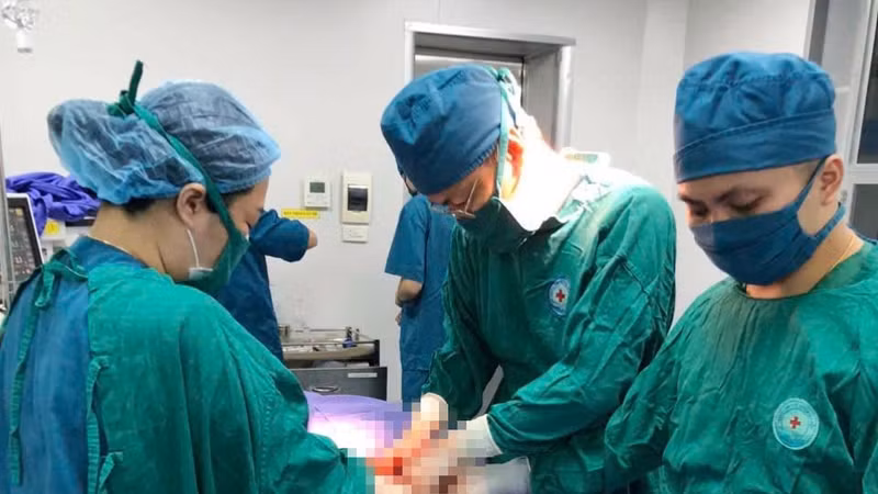 Phẫu thuật cấp cứu thành công cho bệnh nhân vỡ thai góc sừng tử cung