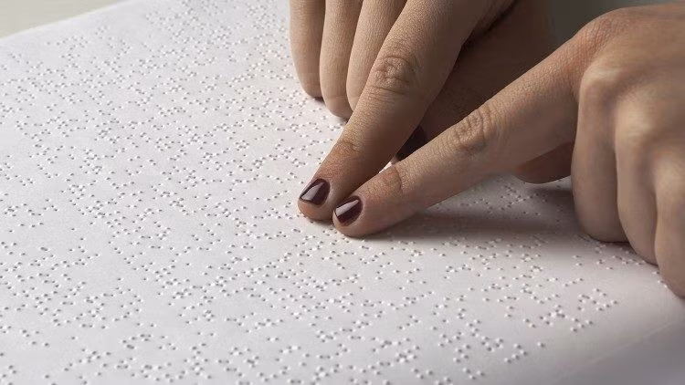 Bộ Giáo dục đề xuất quy chuẩn chuyển đổi sách giáo khoa sang chữ nổi Braille