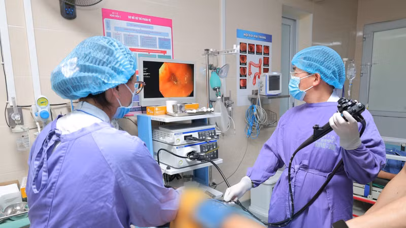 Gắp thành công dị vật thực quản nguy hiểm nhờ dụng cụ đặc biệt
