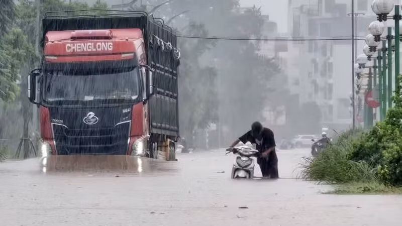 Nhiều trường ở Hà Nội cho học sinh nghỉ học tránh mưa ngập