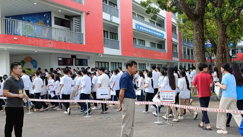 Thi vào lớp 10 với hai môn: Giảm áp lực hay học lệch?