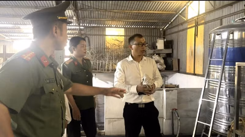 Nguy cơ từ nước đóng bình không đảm bảo vệ sinh trong trường học và bệnh viện