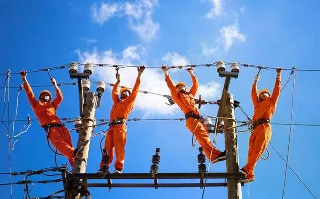 Điều chỉnh giá điện sinh hoạt và giờ cao điểm ảnh hưởng thế nào đến người tiêu dùng