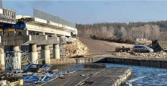 Nhiều khả năng, quân Nga muốn cắt đứt hoàn toàn nguồn tiếp tế cho nhóm Ukraine trong vòng vây giữa Vovchansk và Kupyansk. Tất nhiên, còn có con đường xuyên qua Staryi Saltiv, nhưng nó nằm trong tầm tấn công bằng UAV FPV của Nga từ khu vực Vovchansk và Vilcha.