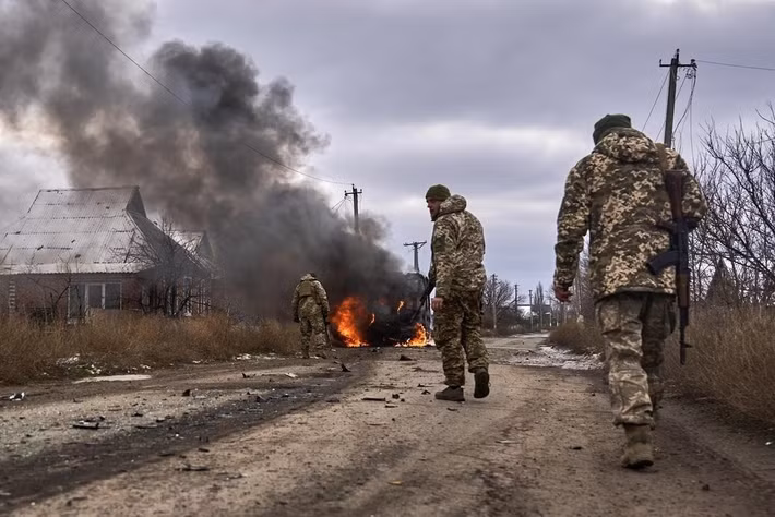 Theo tìm hiểu của phóng viên tờ Ukrainska Pravda, tại khu vực tiền tuyến từ 5 đến 15 km, quân Nga đang khiến việc di chuyển của AFU trở nên vô cùng nguy hiểm, và đôi khi là hoàn toàn bất khả thi. Do đó, các khẩu đội pháo binh của AFU bị đẩy lùi, và đôi khi thậm chí trở nên vô dụng, vì tầm bắn của pháo binh quá gần, để có thể bắn tới các vị trí tiền tuyến của quân Nga.