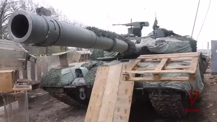 Trên chiến trường Ukraine, xe tăng T-90M đã trải qua những đợt nâng cấp đáng kể. Chúng được trang bị hệ thống bảo vệ chống UAV FPV, hệ thống tác chiến điện tử và các thiết bị khác. T-90M không chỉ nổi bật bởi hỏa lực và khả năng cơ động cao mà còn bởi sự hiện đại của hệ thống ngắm bắn và các thiết bị khác.