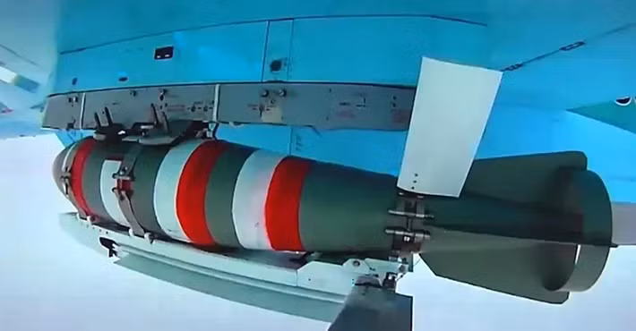Trong thời gian qua, máy bay tiêm kích-ném bom Su-34, dưới sự chỉ điểm của UAV trinh sát, đã thả một lượng lớn bom dẫn đường có điều khiển UMPK vào các vị trí phòng thủ kiên cố của AFU ở Pokrovsk. Trung bình, ít nhất 1.000 quả bom UMPK được thả mỗi tuần vào các vị trí của Ukraine trên khu vực mặt trận này.
