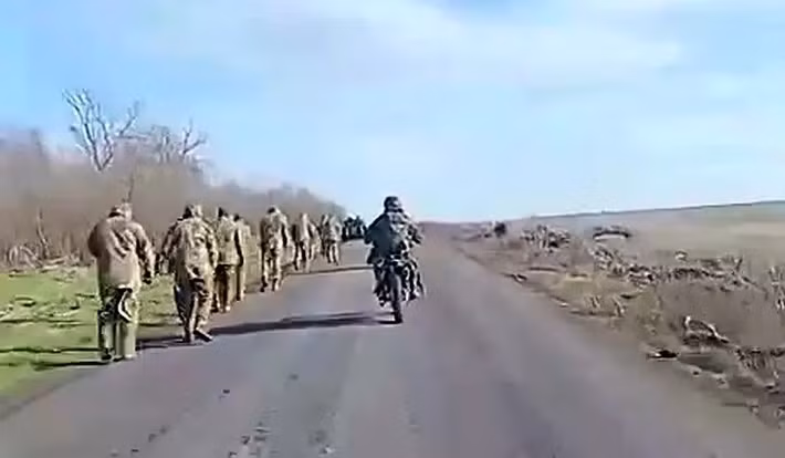 Trong khi đó, đoạn video ghi lại cảnh một tốp lính AFU bị bắt làm tù binh tại thành phố Pokrovsk đã được công bố trực tuyến. Đoạn video cho thấy lính Nga đang dẫn giải 14 lính AFU. Các chuyên gia chỉ ra rằng đoạn video được quay trong điều kiện thời tiết nắng đẹp, bác bỏ tuyên bố của Kiev rằng, RFAF chiếm được Pokrovsk là “nhờ sương mù”.