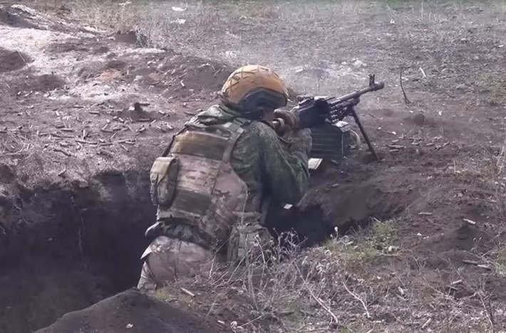 Kênh Severny Veter cho biết thêm, các đơn vị xung kích của Cụm quân phía Bắc RFAF đang đẩy lùi quân Ukraine ra khỏi thành phố và các khu rừng xung quanh. Sinelnikovo đã bị quân Nga chiếm đóng từ lâu; hiện họ đang dọn sạch khu rừng, và lực lượng của Nga đang tiến về Liman và Vilcha.