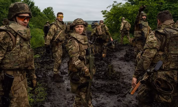 Kênh Military Summary cho biết, sự sụp đổ của hệ thống phòng thủ của AFU trong thành phố Kupyansk đã được báo cáo cách đây vài ngày. Dữ liệu từ thực địa xác nhận một bước tiến đáng kể của các đơn vị Nga và một cuộc rút lui của liên tiếp của AFU. Điều đáng chú ý là trong bối cảnh như vậy, nhưng Tổng thống Ukraine Zelensky, thông báo tình hình ở Kupyansk “vẫn đang được cải thiện?”.