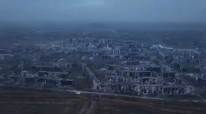 Kênh Readovka cho biết, hai cánh quân Nga đang tiến về phía nhau; một cánh đang tiến từ khu đô thị Pokrovsk, nơi họ đã kiểm soát được hơn 90%, trong khi cánh còn lại đang tiến từ khu đô thị Myrnograd. Hai lực lượng tấn công của Nga chỉ còn cách khoảng vài km nữa là hợp nhất lực lượng dọc theo trục trung tâm của cụm Pokrovsk-Mirnograd.