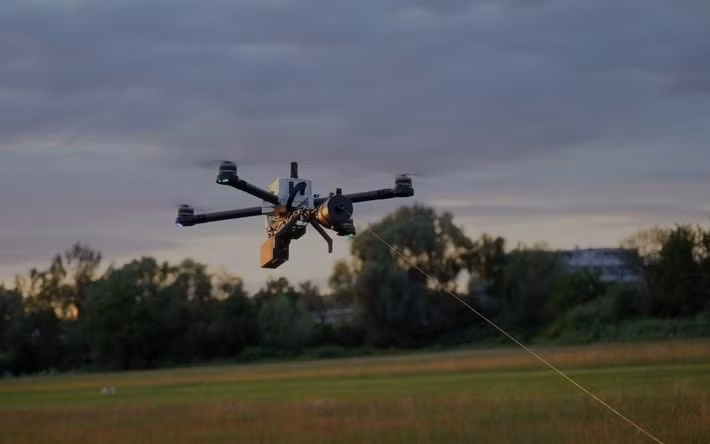 Hiện UAV FPV của Nga đã bắt đầu tấn công các mục tiêu trong thành phố Zaporozhye, nhưng số lượng vẫn còn hạn chế. Tuy nhiên, từ làng Prymorske, nơi các đơn vị xung kích của Cụm quân Dnepro, đang đẩy lùi những người lính Ukraine cuối cùng khỏi khu vực phía bắc làng, đến vùng ngoại ô phía bờ trái của Zaporizhia chỉ cách chưa đầy 17 km.