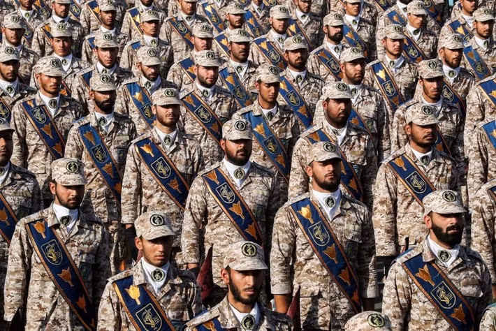 Ưu điểm thứ hai là binh lính Lực lượng vũ trang Iran có tinh thần chiến đấu cao và sẵn sàng hy sinh bảo vệ chế độ, nhất là Lực lượng Vệ binh Cách mạng Hồi giáo (IRGC). Ngoài ra Iran có nhiều đơn vị đặc nhiệm được huấn luyện bài bản, có thể được sử dụng để tấn công vào sâu các mục tiêu của đối phương.