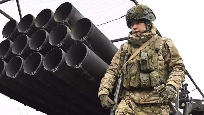 Điều này sẽ giúp quân Nga trên hướng này, trực tiếp đe dọa Slavyansk. Trong khi đó, Tập đoàn quân 20 RFAF đang bao vây quân Ukraine tại Drobyshev và ở phía bắc Lyman. Như vậy, nhờ một số chiến dịch bất ngờ được thực hiện trong những tuần gần đây, tình hình thuận lợi cho RFAF đã xuất hiện ở khu vực Lyman. Tốc độ tiến công nhanh chóng có khả năng sẽ tiếp tục trong tương lai gần.