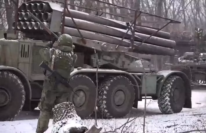 Kênh Military Summary cho biết, làng Belitske hiện đã bị quân Nga phong tỏa từ phía nam. Các đơn vị Nga đã chọc thủng phòng tuyến Ukraine tại Belitske ở 2 khu vực và đang tiến hành đột phá. Họ đã chiếm được một dãy nhà cao tầng trên đường Kharkivska và cũng kiểm soát được một số tòa nhà thấp tầng dọc theo đường Tarasa Shevchenko và Gagarina.