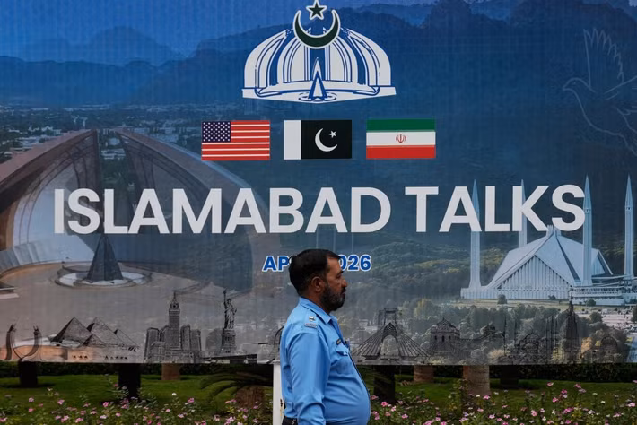 Đó là thời điểm những con át chủ bài của Iran có giá trị nhất, và là "cơ hội đàm phán hiệu quả cuối cùng" của họ. Tuy nhiên, Iran đã do dự. Họ nghĩ rằng Mỹ sẽ không dám hành động thực sự, họ nghĩ rằng châu Âu sẽ can thiệp làm trung gian hòa giải, và họ thậm chí còn nghĩ rằng Trung Quốc và Nga sẽ ủng hộ họ. Cuối cùng, cánh cửa đã bị đóng sầm một cách tàn nhẫn.