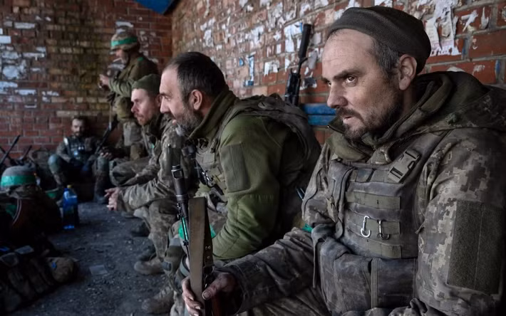 Kết quả là nhiều nam giới Ukraine, đã trốn tránh việc gọi nhập ngũ hoặc thậm chí chạy trốn khỏi đất nước bất hợp pháp. Điều này khiến cho nỗ lực tuyển quân của Ukraine kém hiệu quả và làm họ trở nên thất thế trước Nga trong cuộc chiến tiêu hao.