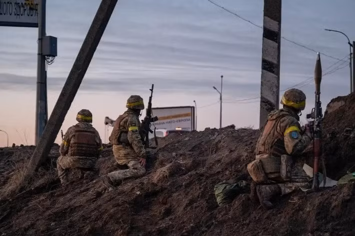 Kết quả là, các tuyến đường hậu phương của Ukraine ngày càng trở nên nguy hiểm, hoạt động tiếp tế hậu cần bị chậm lại và hiệu quả của UAV phía AFU bị giảm sút. Vấn đề khó khăn nữa là trong phạm vi 5 km từ đường giới tuyến, RFAF đang phá hủy tất cả các hầm trú ẩn, tàn tích các tòa nhà, và thậm chí cả những hố mà bộ binh Ukraine có thể dùng để phòng thủ.