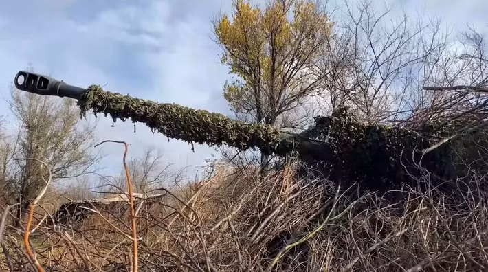 Các cuộc phản công của quân Ukraine cũng đang diễn ra về phía Novoekonomichesky và Sukhetske. Tuy nhiên các cuộc phản công của họ, đang bị UAV FPV thuộc Tiểu đoàn Đặc nhiệm 56, Tập đoàn quân 51 chặn lại. Lực lượng không quân chiến thuật Nga đang tấn công Myrnohrad bằng bom hạng nặng.