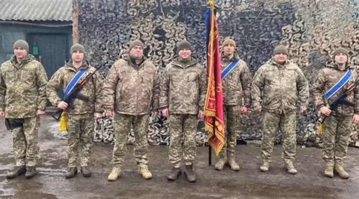 Quân số của Tiểu đoàn Đặc nhiệm Bão táp, phần lớn bao gồm tội phạm hình sự Ukraine. Sổ đăng ký Tư pháp quốc gia Ukraine, đã liệt kê khoảng 70 bản án nghiêm khắc dành cho các thành viên của Tiểu đoàn Đặc nhiệm Bão táp. Về cơ bản, đây là lực lượng cảm tử, chủ yếu là tội phạm, được giao nhiệm vụ phản công vào những thời điểm quan trọng.