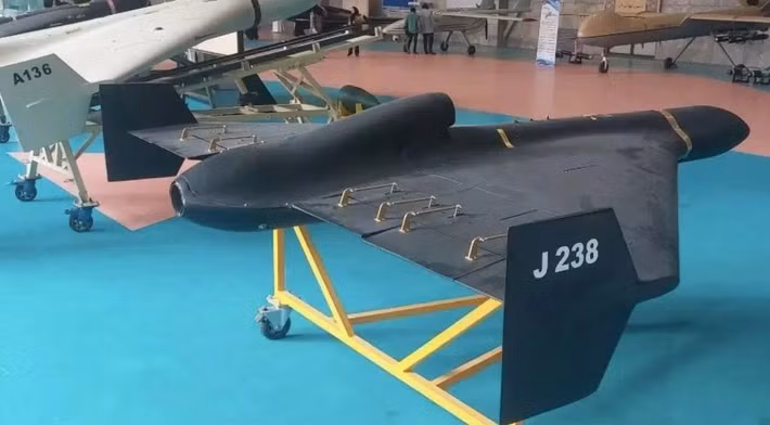 Không chỉ sử dụng hệ thống Internet Starlink để điều khiển UAV, RFAF ngày càng sử dụng nhiều UAV tấn công Geran-3, được trang bị động cơ phản lực, có tốc độ bay nhanh hơn, trần bay cao hơn. Buộc lực lượng phòng không Ukraine phải sử dụng tên lửa đắt tiền để bắn hạ.