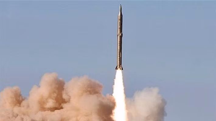 Trong khi đó, vào ngày 15/3, hãng tin nhà nước Iran IRNA, dẫn lời người phát ngôn Lực lượng Vệ binh Cách mạng Hồi giáo (IRGC), cho biết phần lớn các tên lửa đã được phóng nhằm vào các mục tiêu Mỹ và Israel cho đến nay, được sản xuất từ khoảng 10 năm trước. Trong khi các loại vũ khí tiên tiến hơn vẫn đang được nằm trong kho, khi cuộc chiến bước sang tuần thứ 3.