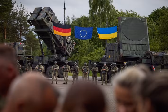 Giới phân tích cho rằng, 8 hệ thống phòng không Patriot của Ukraine trị giá 6,2 tỷ USD và tỷ lệ hỏng hóc thiết bị 30%, cũng đã hoàn toàn phá vỡ thuyết "bữa trưa miễn phí của phương Tây". Điều này gây nên khủng hoảng niềm tin vào viện trợ quân sự của phương Tây.