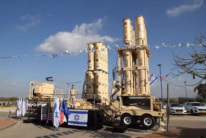 Giờ đây, các hệ thống phòng không và phòng thủ tên lửa của Israel buộc phải tham gia hoàn toàn vào việc đánh chặn máy bay không người lái và tên lửa. Điều này trong bất kỳ trường hợp nào, cũng không dẫn đến tỷ lệ đánh chặn thành công 100%.