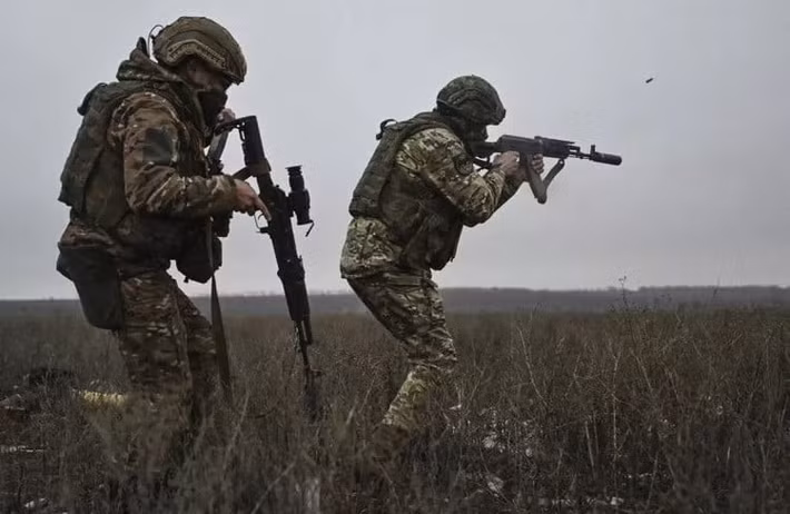 Truyền thông Ukraine lúc này như “bừng tỉnh” sau cuộc tấn công đột phá của RFAF ở bắc Pokrovsk. Lữ đoàn 93 AFU, trong cuộc tấn công vào Vesyole, được sự chi viện hỏa lực của hai xe tăng, phá hủy hầm trú ẩn của RFAF bằng hỏa lực cận chiến từ khoảng cách vài chục mét. Sau đó, lần đầu tiên AFU triển khai robot trên mặt đất, được trang bị súng máy, biến thành các ụ súng di động.