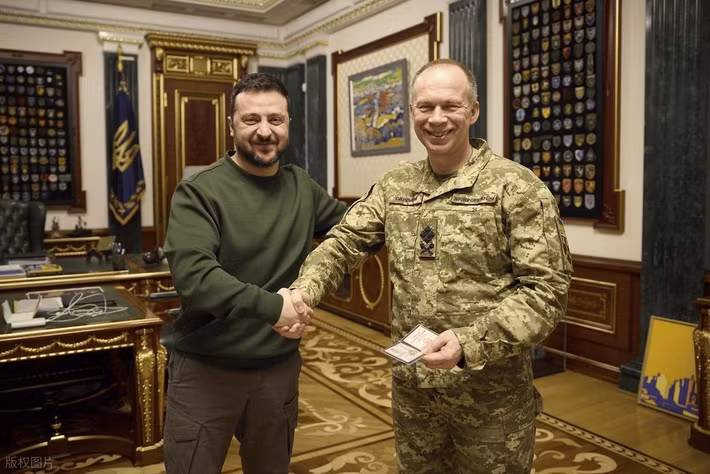 Trong khi đó, một nguồn tin nội bộ trong văn phòng Tổng thống Ukraine, cho biết vào ngày 3/12, tướng Syrsky đã báo cáo với Tổng thống Zelensky về việc quân phòng thủ bị bao vây hoàn toàn tại Myrnohrad. Đồng thời báo cáo 117 nỗ lực phản công vào khu vực này của mặt trận, nhằm giải vây nhưng không thành công.