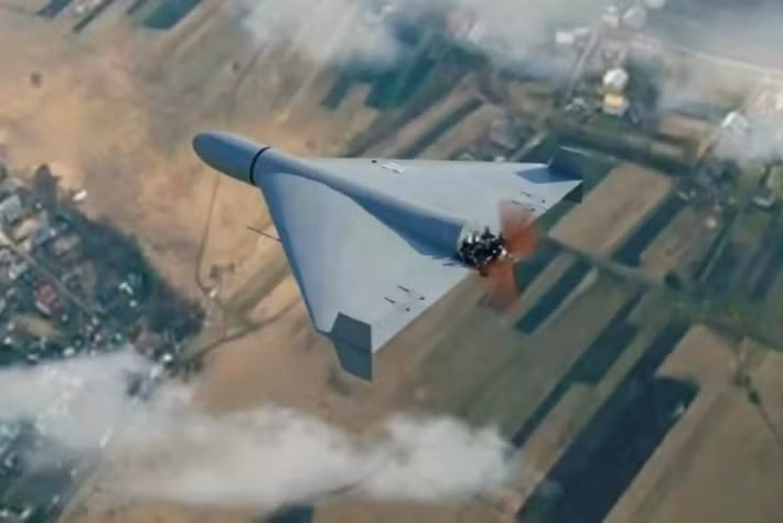 Nhưng nếu phi công chủ quan, tiếp cận gần UAV để tấn công bằng pháo, nó có thể bị một chiếc UAV Gerans nào đó, được trang bị tên lửa R-60 thực hiện đòn “hồi mã thương", khiến phi công không còn dám tiếp cận UAV Gerans để tấn công bằng pháo, mà có thể chỉ dám tấn công bằng tên lửa”, hết lời dẫn.