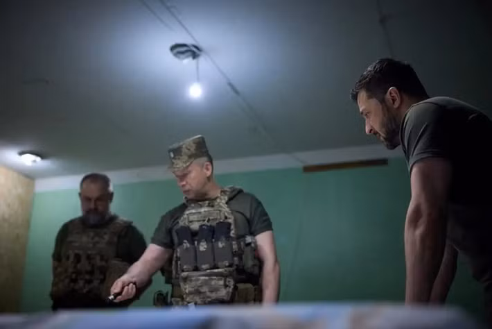 Theo ấn phẩm Strana.ua, Konstantin Mashovets, điều phối viên của nhóm "Phản kháng thông tin Ukraine", đã trực tiếp cáo buộc lãnh đạo quân đội Ukraine “nói dối trắng trợn”. Theo ông, tình hình của AFU ở tiền tuyến đang xấu đi nhanh chóng và đang tiến gần đến thảm họa, đặc biệt là gần Dobropillia.