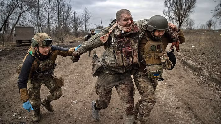 Vào tháng 5/2024, Ukraine đã thông qua luật hạ tuổi huy động từ 27 xuống 25, mở đường để gọi nhập ngũ thêm hàng trăm nghìn người vào quân đội. Việc hạ độ tuổi nhập ngũ là một phần của cuộc cải tổ lớn đối với hệ thống nghĩa vụ quân sự của Ukraine và Kiev hy vọng số lượng quân nhân tăng thêm, có thể bù đắp những yếu thế trên chiến trường.