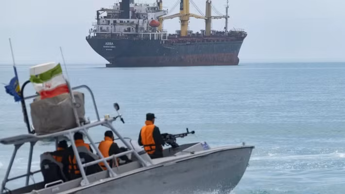 Một khi mạch máu này bị tắc nghẽn, cho dù các cơ quan khác có khỏe mạnh đến đâu, cuối cùng chúng cũng sẽ chết vì thiếu máu. Điều thú vị hơn nữa là chiến lược đằng sau sự phong tỏa này: các tàu chở dầu của Ả Rập Xê Út, tàu chở hàng của UAE, và tàu chở khí đốt tự nhiên hóa lỏng của Qatar, cũng có thể đi qua mà không bị cản trở.