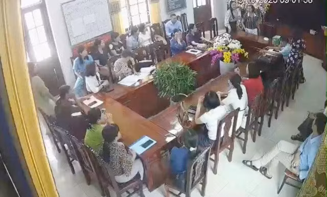 Vụ việc xảy ra trong giờ giải lao tại Trường Tiểu học Mai Sơn (tỉnh Ninh Bình). Ảnh: Cắt từ clip/nguồn danviet.vn