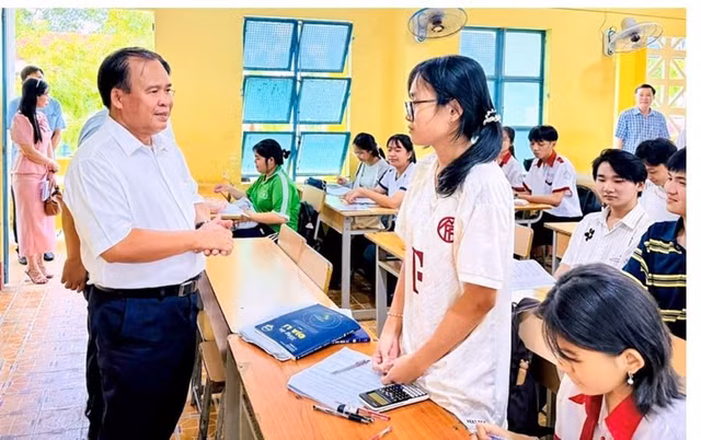 Ông Nguyễn Minh Luân, Phó Chủ tịch UBND tỉnh Cà Mau động viên học sinh Trường THPT Trần Văn Bảy tham gia kỳ thi tốt nghiệp THPT năm 2026. (Ảnh: Cổng TTĐT Cà Mau)
