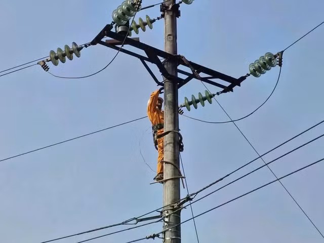 Ngành điện thông báo hạn chế sửa chữa, cắt điện theo kế hoạch vào đợt cao điểm nắng nóng. Ảnh minh họa: EVN