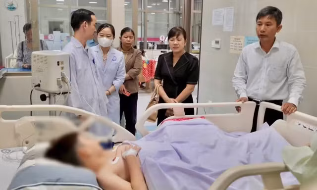 Bệnh nhân nghi ngộ độc bánh mì đang điều trị tại bệnh viện. Ảnh: BV ĐKTG