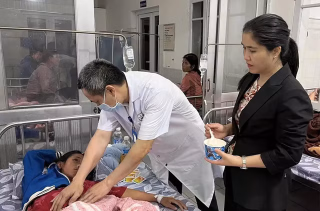 Bác sĩ của Bệnh viện đa khoa khu vực Hướng Hóa thăm, khám cho bệnh nhân nghi bị ngộ độc thực phẩm - Ảnh: BVCC