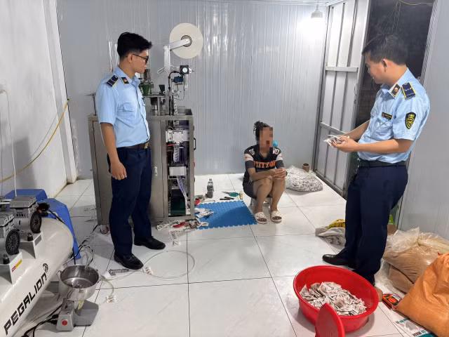 Lực lượng chức năng phát hiện nhiều sản phẩm và thiết bị để thực hiện hành vi sản xuất hàng giả tại cơ sở. Ảnh DMS
