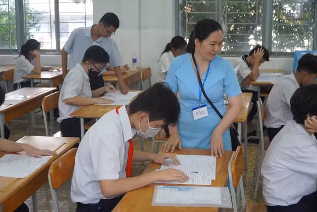 Học sinh làm bài thi vào lớp 10 tại TPHCM. Ảnh tienphong.vn