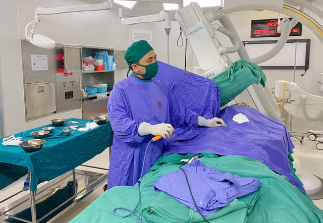 BsCKII. Phan Thanh Nghĩa, Trưởng Đơn vị Rối loạn nhịp thực hiện triệt đốt ổ ngoại tâm thu thất. Ảnh BV