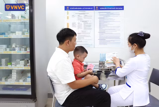 Anh Nguyễn Đức Quý đưa con trai Nguyễn Chí Minh Đức (23 tháng tuổi) đến VNVC tiêm vắc xin tay chân miệng ngay trong ngày đầu triển khai. Ảnh: Nhân Lê/Nguồn VNVC