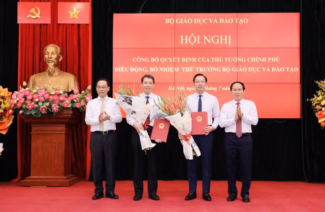 Phó Thủ tướng Lê Tiến Châu và Bộ trưởng Hoàng Minh Sơn chúc mừng hai tân Thứ trưởng Bộ GDĐT. Ảnh giaoduc.net.vn