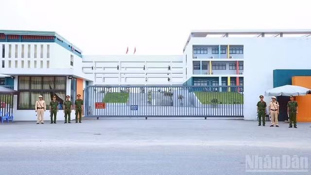 Bên ngoài điểm thi Trường trung học phổ thông chuyên tỉnh Tuyên Quang trong buổi thi lại môn Ngữ văn, sáng 14/8. (Ảnh: Đức Thắng- Hải Chung)