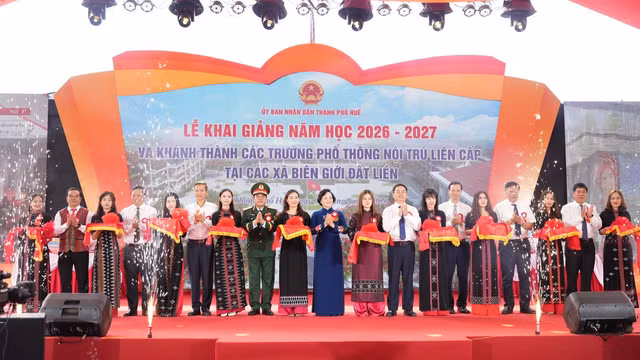 Phó Thủ tướng Chính phủ Phạm Thị Thanh Trà cùng các đại biểu thực hiện nghi thức cắt băng khánh thành Trường Phổ thông nội trú Tiểu học và Trung học cơ sở A Lưới 3 (TP Huế). Ảnh N.H