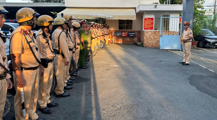 Sáng 4/11, Đội CSGT Rạch Chiếc (Phòng CSGT - PC08, Công an TP HCM) tiếp tục ra quân đảm bảo trật tự ATGT trên các tuyến đường thuộc địa bàn tuần tra, xử lý vi phạm của Đội.