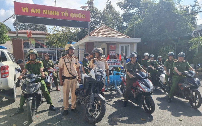 CSGT Rạch Chiếc phối hợp với Công an phường Tam Bình (TP HCM) "tấn công" các khu vực là điểm nóng về tình hình vi phạm trật tự ATGT; nhất là tình trạng đối tượng xấu rải đinh tự chế, vật sắc nhọn trên những trục đường chính như đường Đỗ Mười (QL1 cũ); đường Gò Dưa, Lê Thị Hoa...