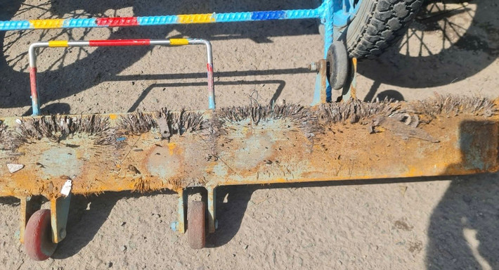 Chỉ trong buổi sáng, cơ quan chức năng đã hút được hơn 3kg đinh tự chế, vật sắc nhọn do kẻ xấu rải xuống đường với mục đích phá vỏ, ruột xe của người tham gia giao thông để chúng tiếp cận chèo kéo thay, sửa... nhằm trục lợi.