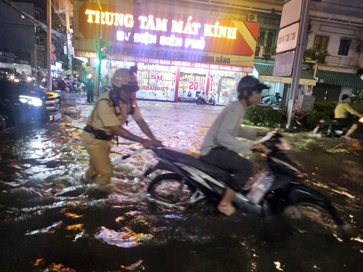 Nhiều xe bị chết máy giữa mênh mông biển nước được CSGT hỗ trợ...